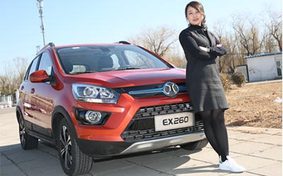 美女配靓车 全方位体验“唯一可买”纯电动SUV EX260_图片新闻