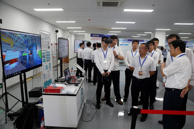 东风公司举行科技创新成果展.jpg