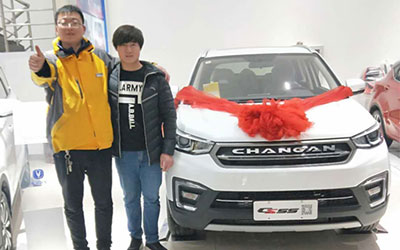 男子带2万元硬币买车 忙坏了4S店工作人员_图片新闻