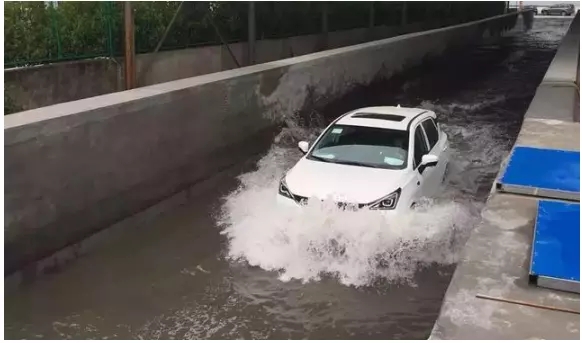 有了ta，晴天当车，雨天当“船”_图片新闻