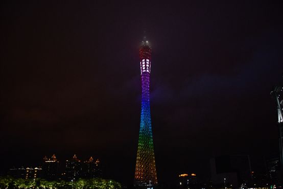 H6冠军版登顶“小蛮腰”，化身夜空最亮的星