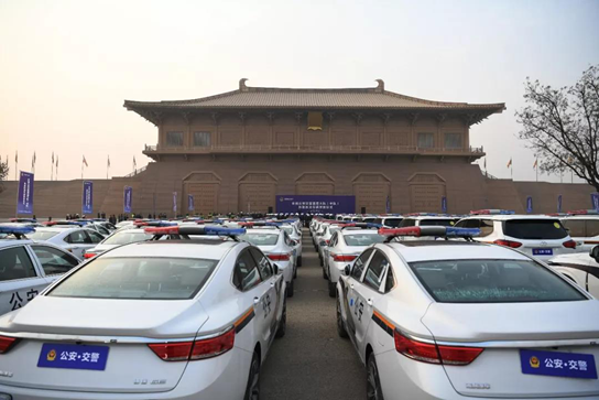 117辆吉利博瑞GE警务用车正式交付陕西省交警总队_图片新闻