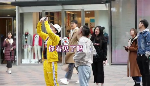除了睡觉都在低头！这样的生活真的好吗？抬头那么难？