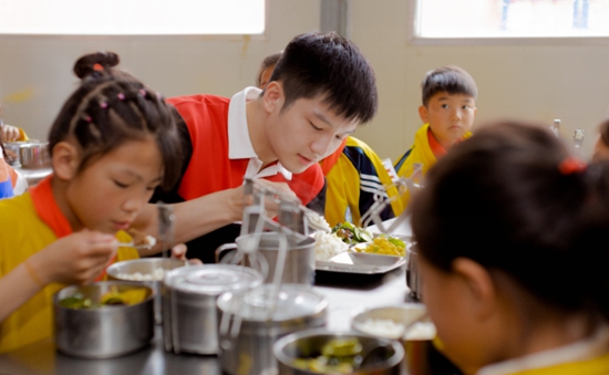 樊振东投身公益活动 助力少年逐梦前行