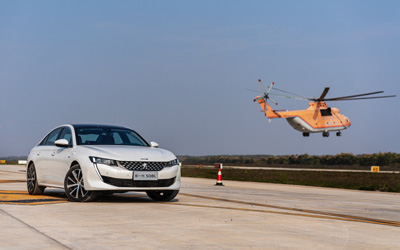 新一代508L“陆上太空舱”武汉上演机场飞行秀_图片新闻