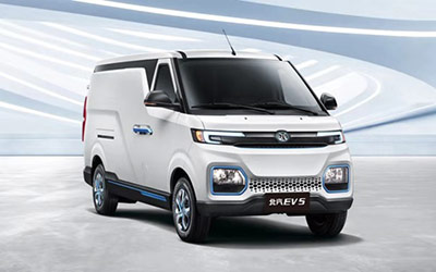 北汽EV5喜获2019年度“第一推荐电动物流车”大奖_图片新闻