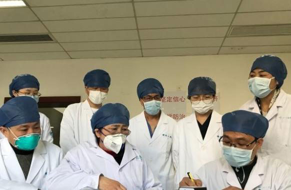 中国工程院院士、国家卫健委高级别专家组成员李兰娟团队