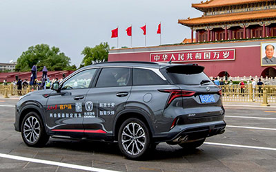 为中国品牌汽车实力点赞，长安CS75PLUS完满完成人民日报客户端两会采访指定用车重任_图片新闻