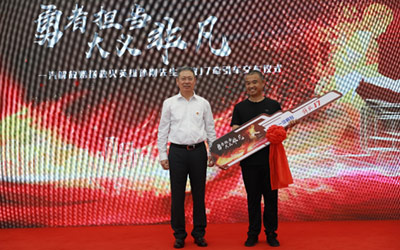 英雄流血不流泪！解放助“火车”司机喜提新车！_图片新闻