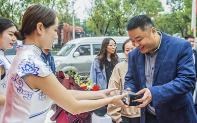 深耕行业用户 13辆风骏皮卡交付重庆三一国杰机械