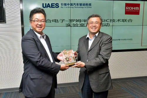 UAES副总经理 郭晓潞(右)与罗姆半导体(上海)有限公司 董事长 藤村 雷太(左)在启动仪式上互赠纪念品 UAES副总经理 郭晓潞(右)与罗姆半导体(上海)有限公司 董事长 藤村 雷太(左)在启动仪式上互赠纪念品
