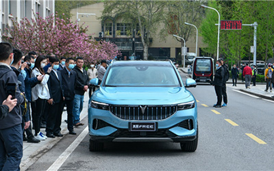 国务院国资委党委书记、主任郝鹏调研试乘东风公司无人驾驶汽车_图片新闻
