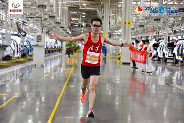 参赛选手穿越智慧工厂