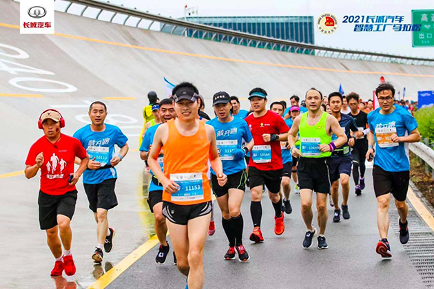 在高速环道体验“贴地飞行”
