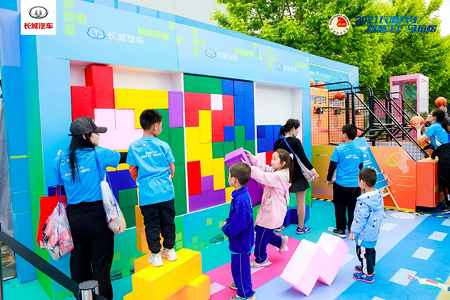 参赛选手及亲友团畅游潮玩集市