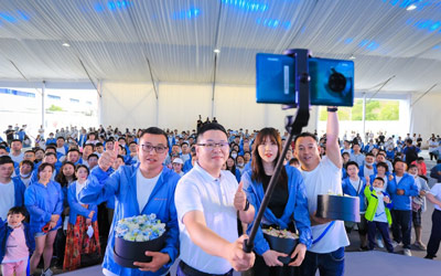 如约而至 交付美好——赛力斯华为智选SF5开启首批车主交付_图片新闻