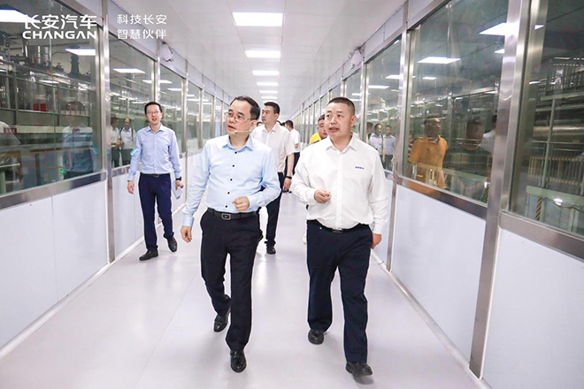 长安汽车董事长朱华荣参观茶油加工厂