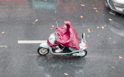 星恒锂电提示:高温雨季 电动车安全防护需注意_图片新闻