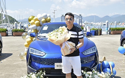 赛力斯华为智选SF5为深圳车主交付，美好生活由此开启_图片新闻