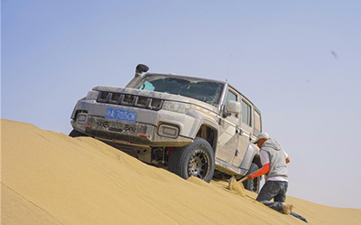 “最强素车”出道即巅峰 BJ40环塔冠军版7天穿越N39_图片新闻