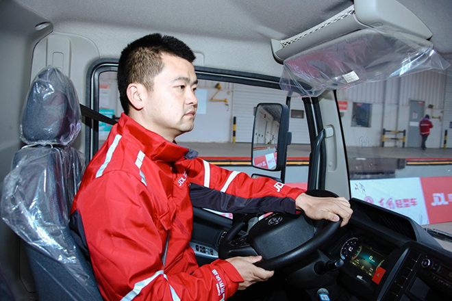 东风轻型车与京东物流合力共举智能物流未来