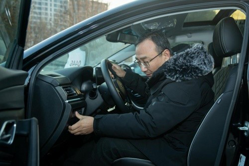 李辉对北京EU7进行运行前的功能检测 李辉对北京EU7进行运行前的功能检测
