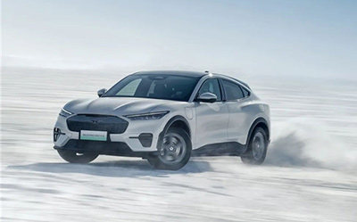福特电马Mustang Mach-E雪地大片来袭_图片新闻