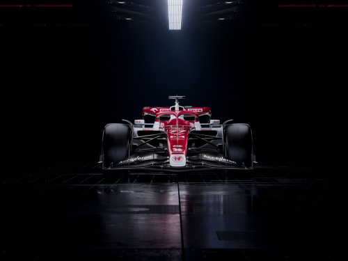 中国F1第一人周冠宇新座驾亮相
