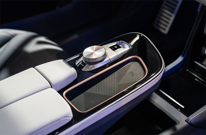 酷似豪华游艇 中央扶手区设计