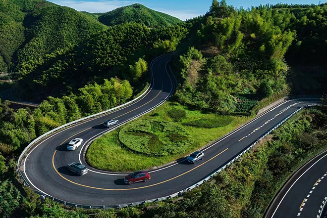 e-quattro四驱系统，让奥迪Q4 e-tron从容驾驭弯道