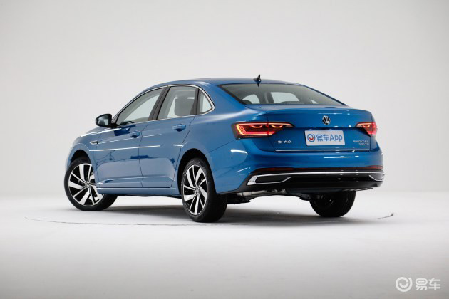 全新速腾“X”星芒元素尾灯、一体式尾部镀铬