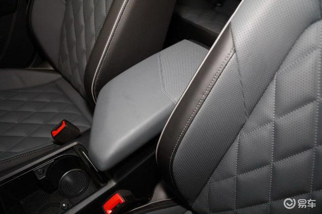  全新速腾的座椅采用左右明暗式非对称打孔工艺