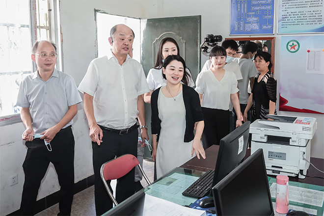 党委书记、执行副总裁符磊一行人参观了福建奔驰捐助的星村中心小学电脑室 党委书记、执行副总裁符磊一行人参观了福建奔驰捐助的星村中心小学电脑室