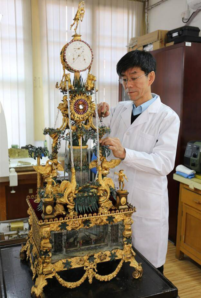 王津修复了近300件古钟表 王津修复了近300件古钟表
