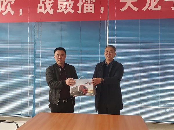 东风商用车与江西纵宇物流200台子母车签约仪式 礼品互赠