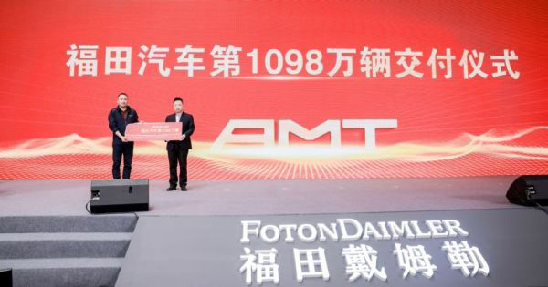 杨志江向客户交付福田汽车