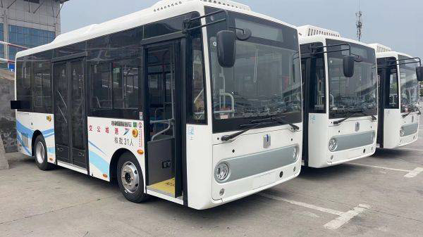 小身板释放大能量 吉利星际客车轻松穿行“魅力诗城”