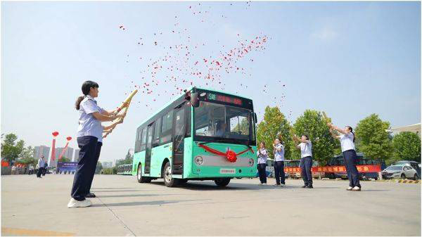 汉水之畔 文韵悠扬 首批吉利星际客车交付襄阳谷城 