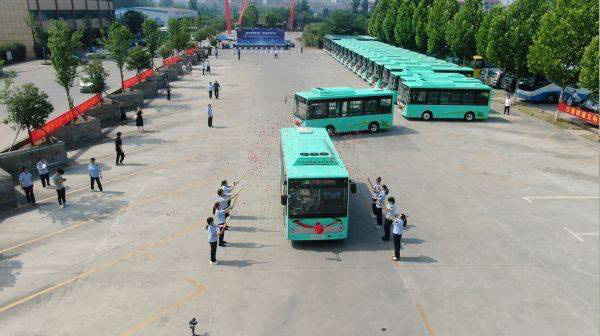 首批吉利星际客车交付襄阳谷城 