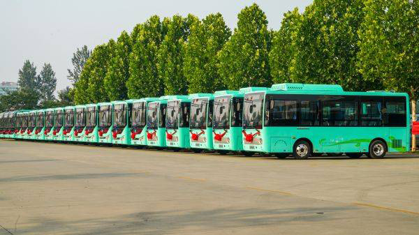 首批吉利星际客车交付襄阳谷城 