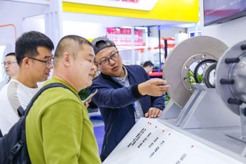 康迈轮端向“新”而行 闪耀2023中国国际商用车展