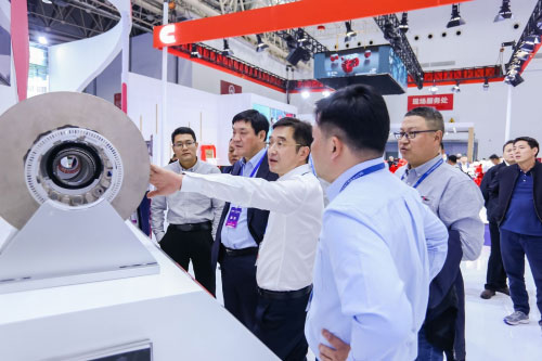 康迈轮端向“新”而行 闪耀2023中国国际商用车展