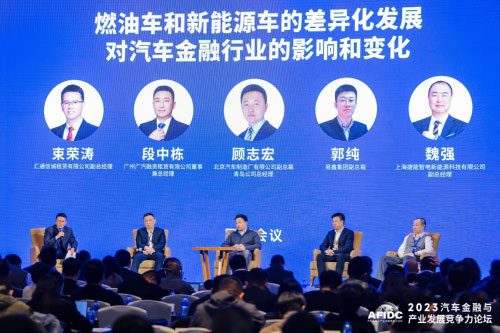易鑫集团副总裁郭纯(右二) 易鑫集团副总裁郭纯(右二)