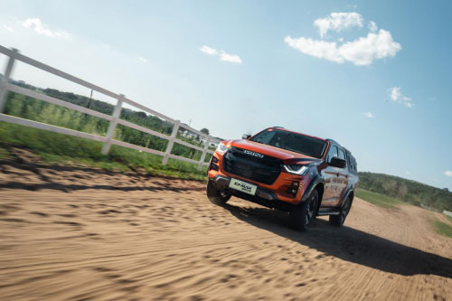 不负顶流实力 D-MAX V-CROSS斩获钜轮奖·年度卓越高端皮卡奖 不负顶流实力 D-MAX V-CROSS斩获钜轮奖·年度卓越高端皮卡奖