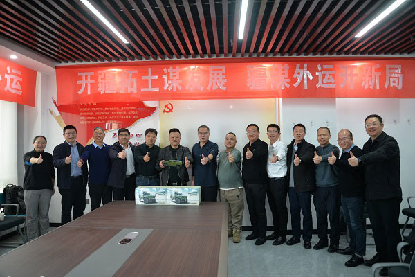 800台子母车签约 东风商用车2024疆煤外运迎开门红