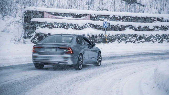 冰雪路面稳如火车 试驾沃尔沃S60 T8抓地力惊艳