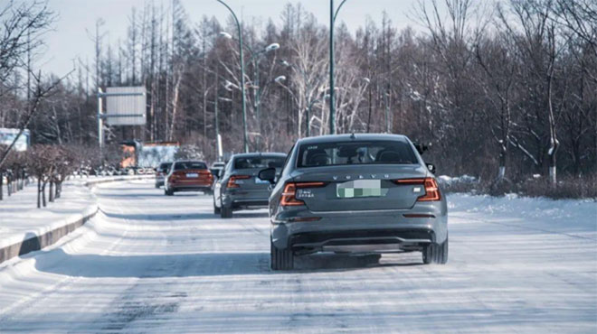 冰雪路面稳如火车 试驾沃尔沃S60 T8抓地力惊艳