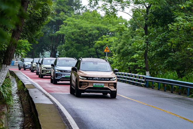 试驾会参与者进行城市道路试驾