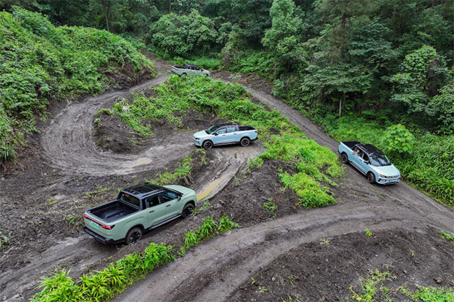 试驾会参与者体验重庆大陆户外Landfor越野基地试驾路段
