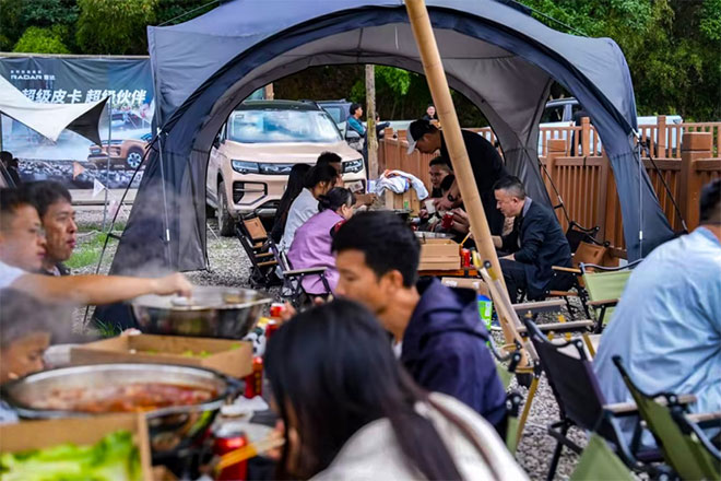 试驾用户使用雷达地平线外放电功能体验户外露营火锅